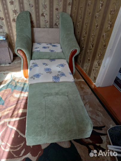 Кровать и кресло