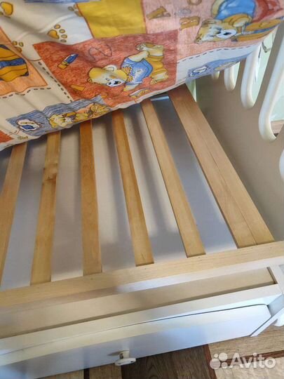 Детская кроватка с маятником