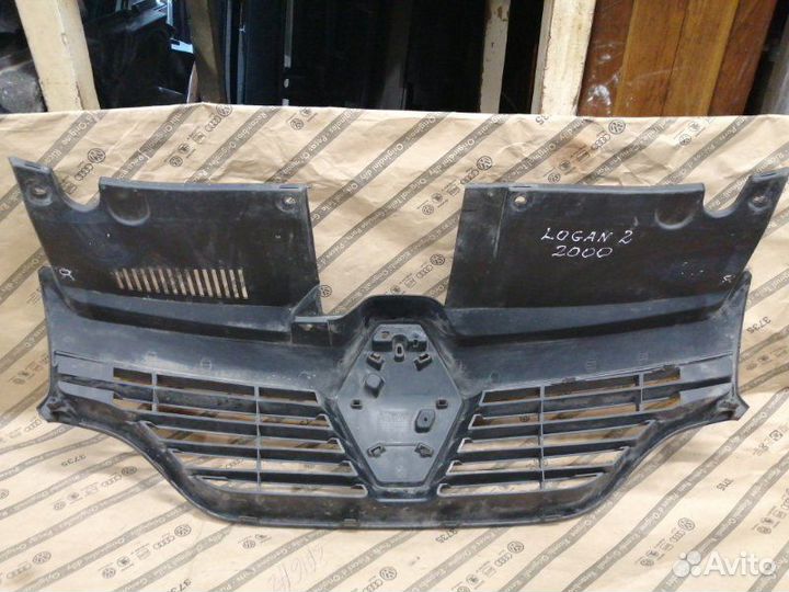 Решетка радиатора Renault Logan 2
