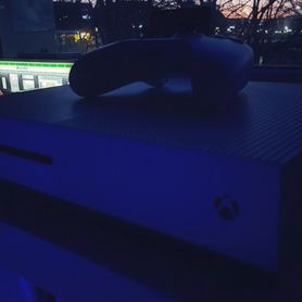 X Box One S 750 GB с играми
