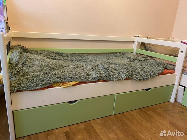 Шкаф стеллаж и кровати в детскую