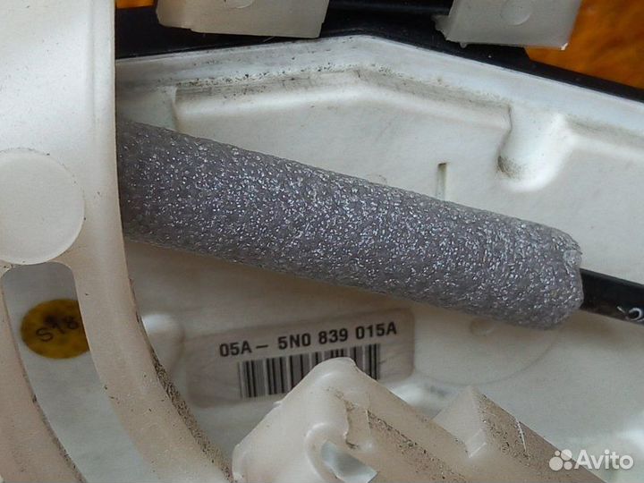 Замок двери задний левый Volkswagen Tiguan 5N cawa