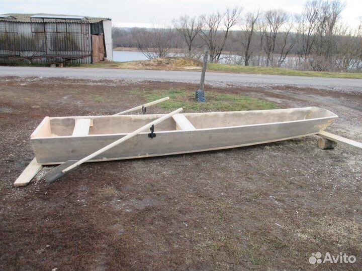 Лодка деревянная (челнок)