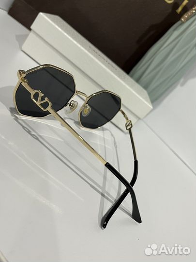 Солнцезащитные очки женские valentino с футляром