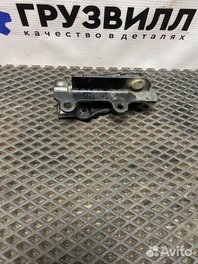 Петля решётки радиатора Volvo FH4 82060441