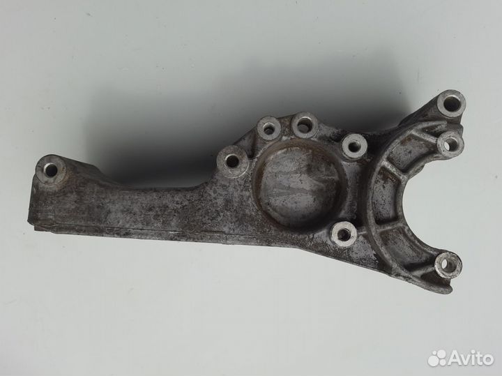 Кронштейн генератора Volkswagen Golf 3