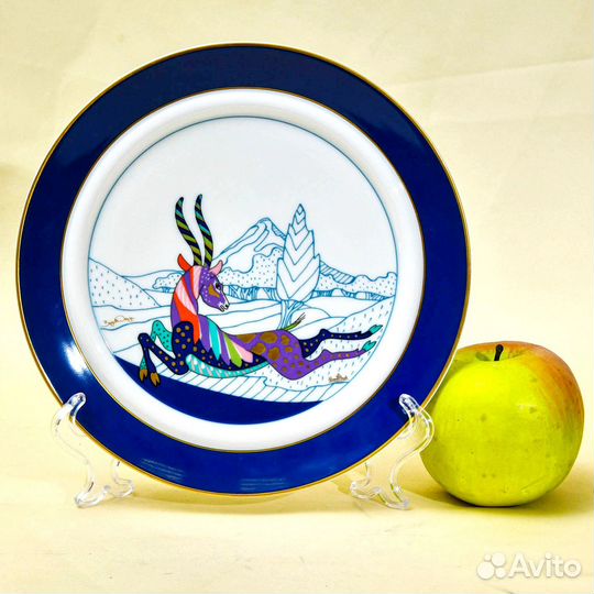 Фарфоровая тарелка