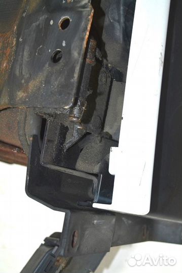 Боковое отделение для хранения снаружи кабины, лев