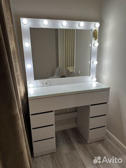 Гримерное зеркало со столом