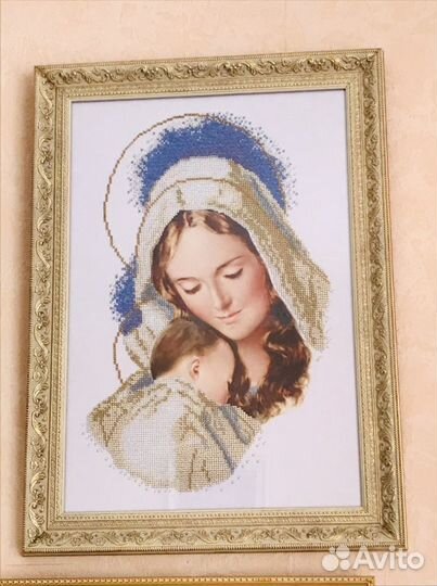 Картина «Мадонна с младенцем» вышита бисером
