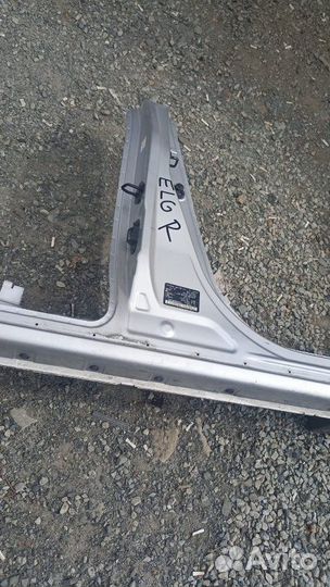 Стойка кузова правая Nissan Elgrand PE52 VQ35DE