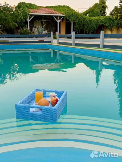 Плавающий столик в бассейн