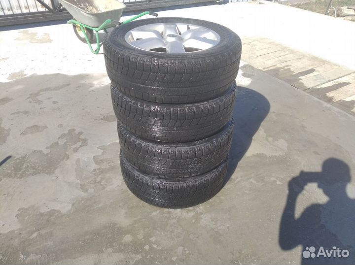 Bridgestone Blizzak VRX 215/60 R17