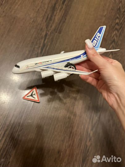 Модель самолета игрушка коллекционирование