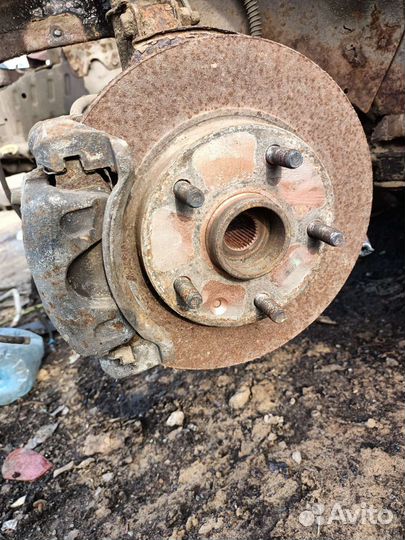 Передний кулак левый Daewoo Leganza 2.0 автомат