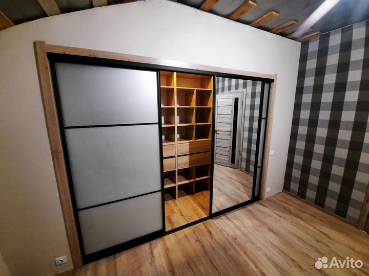 Двери купе в черной рамке