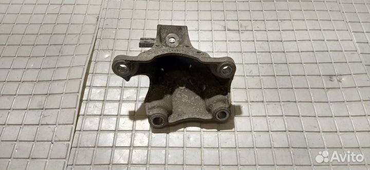 Кронштейн двигателя правый Audi A6 C6 AUK