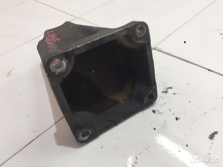 Кронштейн двигателя левый