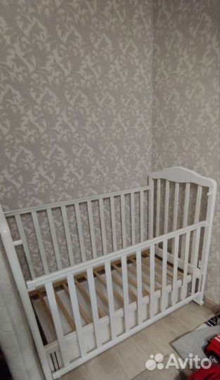 Детская кроватка с маятником