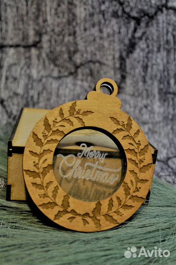 Новогодние игрушки в коробке