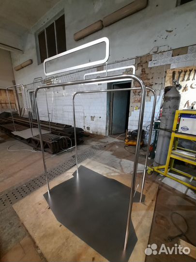 Изделия из нерж стали для торговых помещений