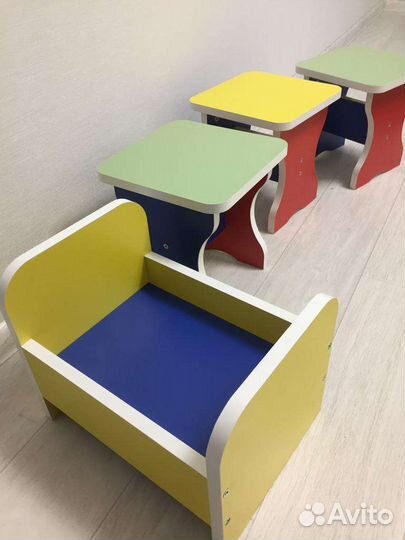 Кровать для кукол и табуретки для игр