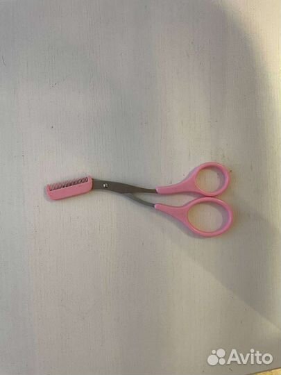 Наушники и ножницы для бровей