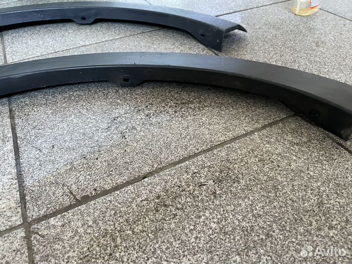 Накладка переднего правого крыла Renault Sandero S