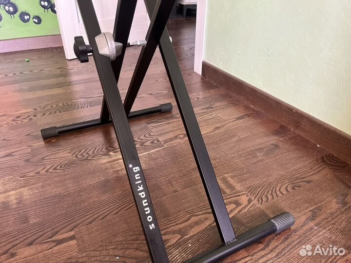 Стойка для музыкальных инструментов