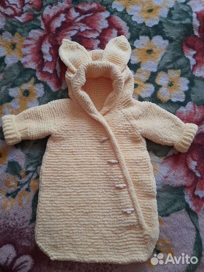 Вязаный конверт на выписку и шапочки с носочками