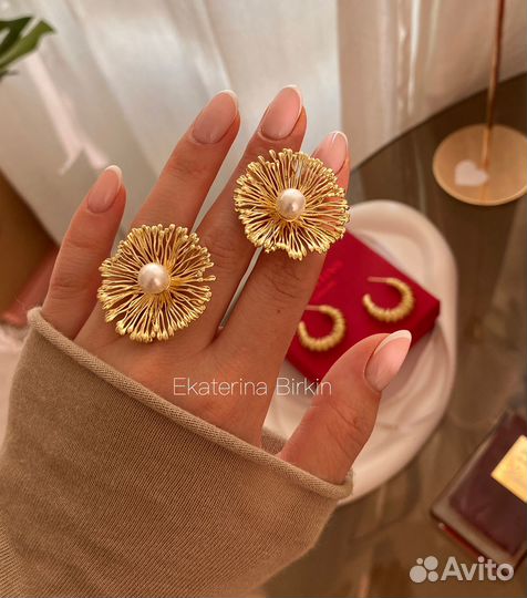 Серьги цветы с жемчужиной большие цвет золото
