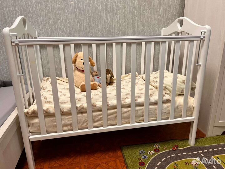 Детская кроватка с маятником и ящиком