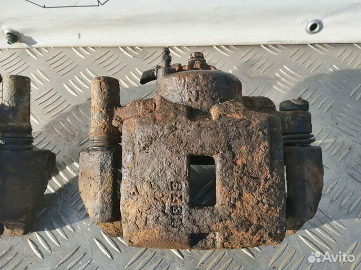 Суппорт тормозной передний Mazda 626 GE 95г