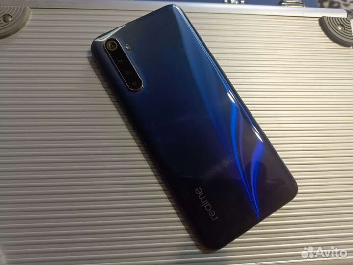 Телефон realme 6