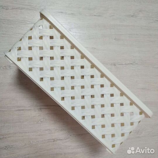 Две пластиковых корзины с крышками