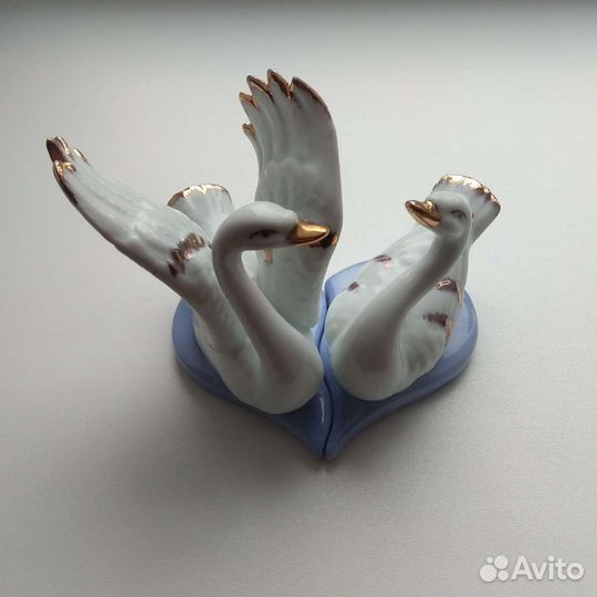 Статуэтка пара лебедей