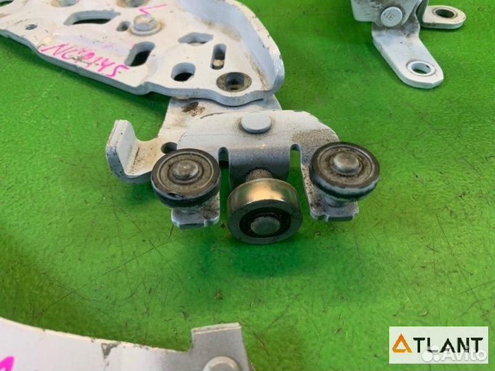 Ролик раздвижной двери задний левый toyota porte