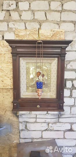 Старинная икона в киоте