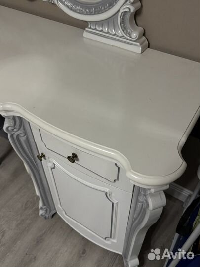 Трюмо с зеркалом