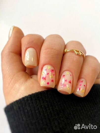 Маникюр,педикюр в салоне