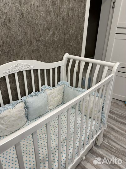 Детская кроватка с универсальным маятником