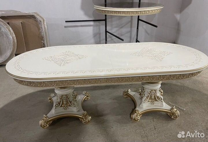 Стол и стулья