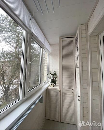 Шкаф на балкон с жалюзийнымм дверцами