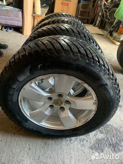 Goodyear UltraGrip 245/65 R17