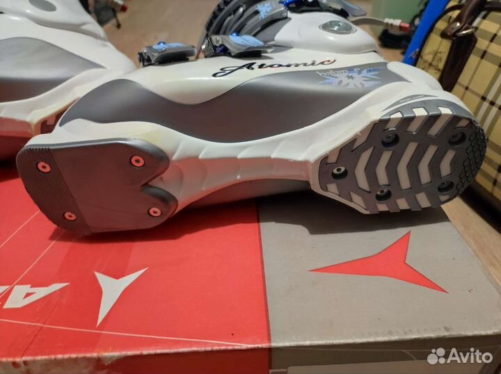 Горнолыжные ботинки atomic