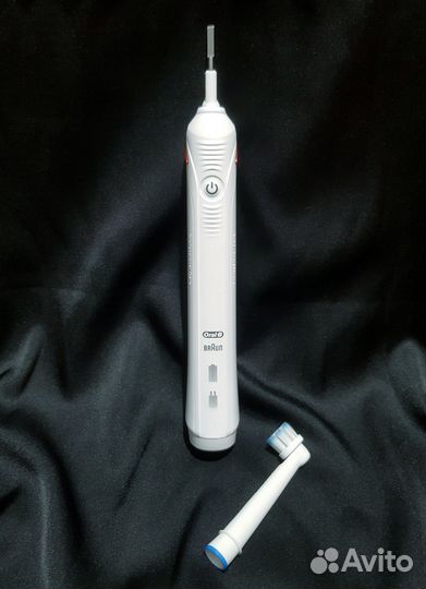 Электрическая зубная щетка Oral-B Pro 2000 (Новая)