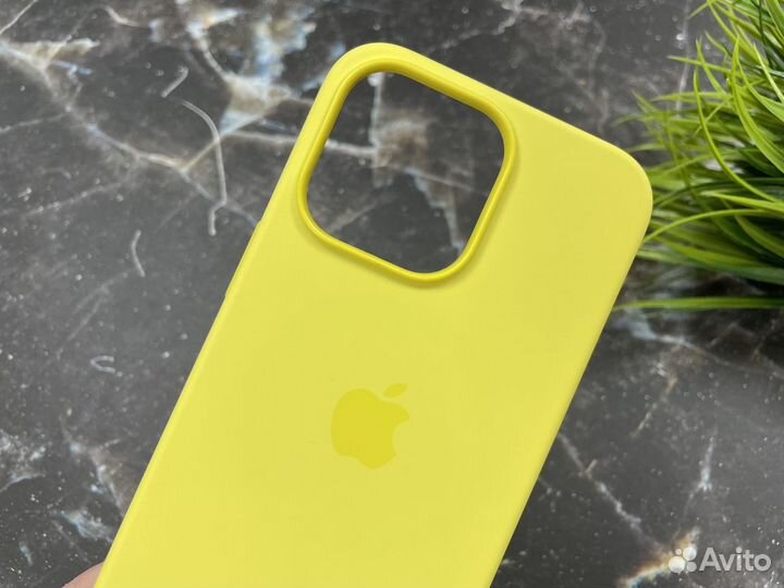 Силиконовый чехол на iPhone 13 Pro жёлтый