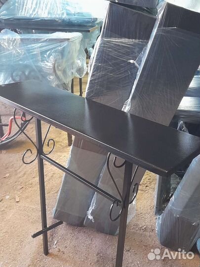 Столы и лавочки на кладбище