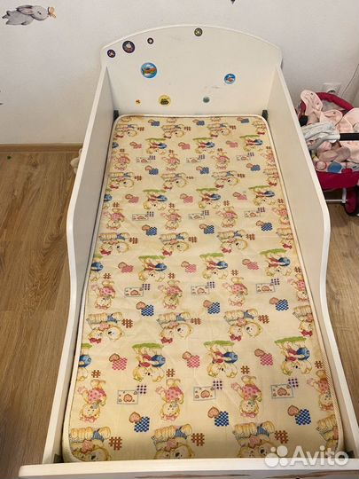 Детская кровать с высокими бортами