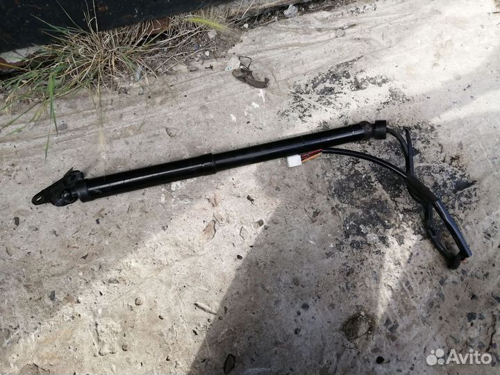 Амортизатор багажника RAV-4 CA40